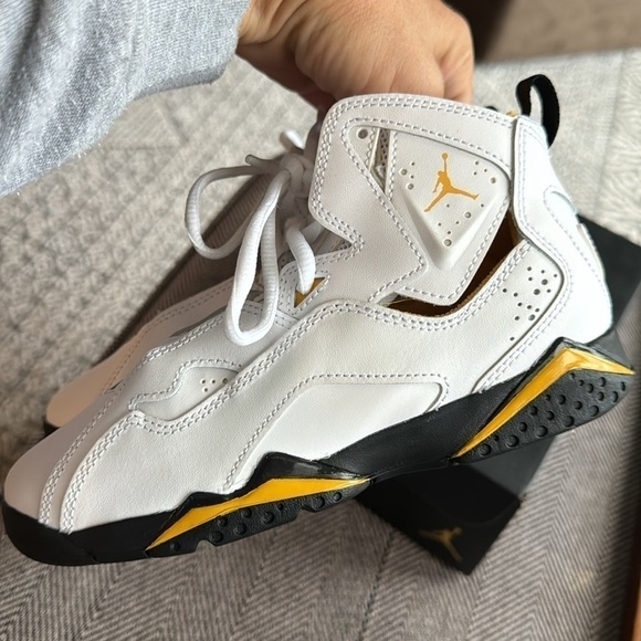 Brand new Jordan True Flight shoes size 1.5Y - Picture 5 of 7